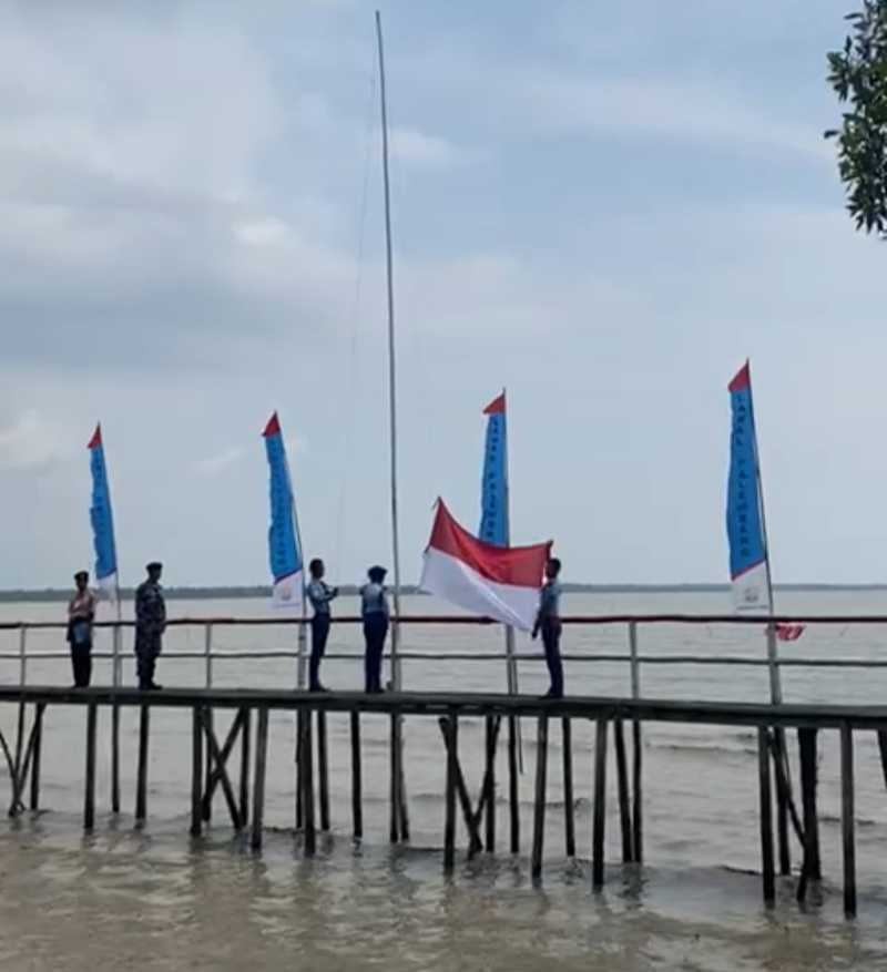 Pengibaran Bendera Merah Putih di Kawasan Mangrove Pantai Kelapa Kuala Tungkal. FOTO : Ist