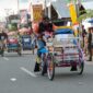 Peserta saat memacu Becak dalam Lomba Balap Becak Hias. FOTO : Asri Pct