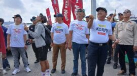 Bupati Tanjab Barat Drs H Anwar Sadat, M. Ag bersama Pj Sekda H Dahlan, S. Sos., MM, Pengurus KORMI dan Sekjen KONI Cecep saat bermain layang-layang. FOTO : LT