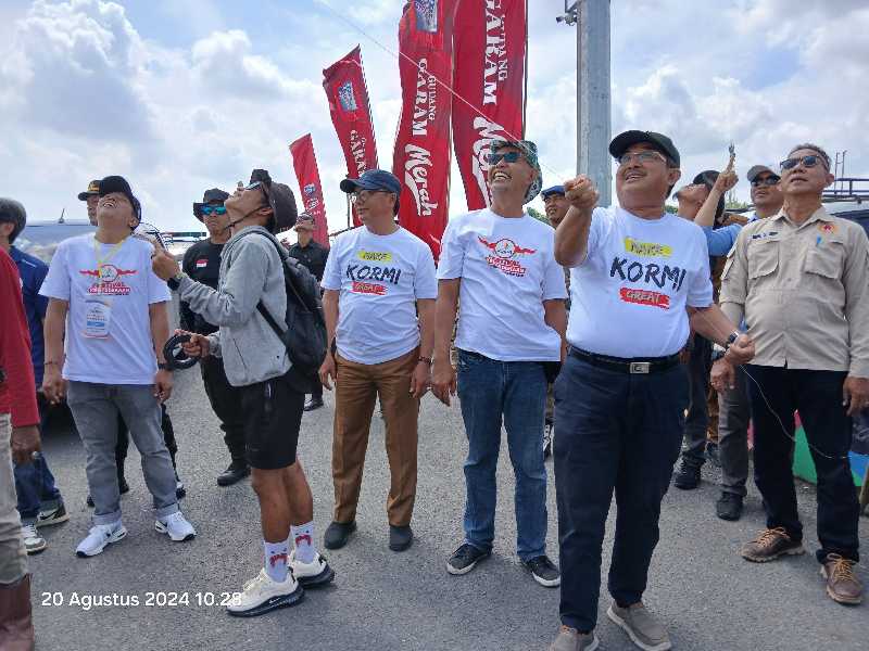 Bupati Tanjab Barat Drs H Anwar Sadat, M. Ag bersama Pj Sekda H Dahlan, S. Sos., MM, Pengurus KORMI dan Sekjen KONI Cecep saat bermain layang-layang. FOTO : LT