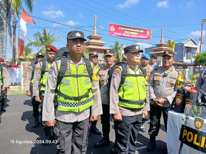 Kapolres Tanjab Barat AKBP Agung Basuki dampingi Kapolda Jambi Cek Personel Polres Pengamanan Pilkada Serntak 2024 di Tanjab Barat. FOTO : LT