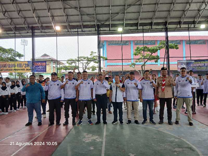 Bupati Tanjab Barat H Anwar Sadat, Ketua Pengprov PSTI Jambi Sudirman, Kadis Parpora Hermasnyah, Waka 5 KONI dan udangan foto bersama. FOTO : LT