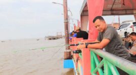 Dandim 0419/Tanjab Letkol Arm Dwi Sutaryo, S. E., M. Han saat Mancing di WFC Kuala Tungkal. FOTO : Pendimtjb