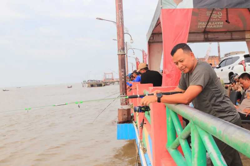 Dandim 0419/Tanjab Letkol Arm Dwi Sutaryo, S. E., M. Han saat Mancing di WFC Kuala Tungkal. FOTO : Pendimtjb