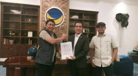 Bacabup Hairan menerima Surat Rekomedasi dari DPP Partai NasDem untuk Manju di Pilkada Tanjab Barat 2024. FOTO : Dok Partai NasDem 