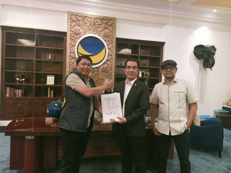 Bacabup Hairan menerima Surat Rekomedasi dari DPP Partai NasDem untuk Manju di Pilkada Tanjab Barat 2024. FOTO : Dok Partai NasDem 