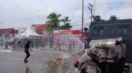 Warga Bentrok Dengan Aparat Kepolisian saat mengamankan Pilkada. FOTO : LT