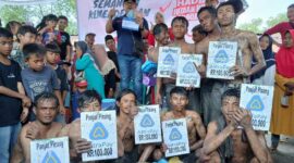 Kepala Cabang FIF Group Kuala Tungkal Puji Widodo bersama Yuliawati dan Pemenang Lomba Panjat Pinang. FOTO : LT