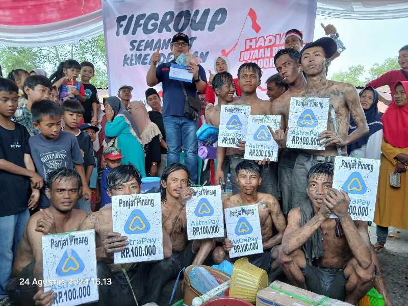 Kepala Cabang FIF Group Kuala Tungkal Puji Widodo bersama Yuliawati dan Pemenang Lomba Panjat Pinang. FOTO : LT