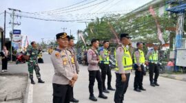 Kapolres Tanjab Barat AKBP Agung Basuki bersama Personel jaga jalur lewat Bakal Calon dsn Tim saat daftar ke KPU. FOTO : LT 