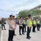 Kapolres Tanjab Barat AKBP Agung Basuki bersama Personel jaga jalur lewat Bakal Calon dsn Tim saat daftar ke KPU. FOTO : LT 