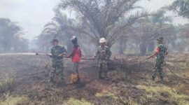 Proses pemadaman Karhutla di Desa Serdang Jaya. FOTO : Pendimtjb