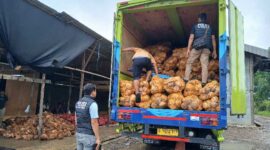 Personel Satreskrim Polres Tanjab Barat Lakukan Pemeriksaan Area dan Muata Truk di Lokasi Gudang Sungai Saren. 