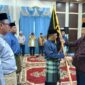 H Facruddin Razi menyerahkan Pataka KMJKS kepada Ketua Cabang KMJKS Tanjab Barat Muhammad Firdaus disela acara pengukuhan.