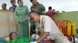 Dandim 0419/Tanjab Letkol Arm Dwi Sutaryo, S. E., M. Han bersama Ketua Persit KCK Koorcab XXVI Dim 0419/Tanjab Ny Tanty Dwi Sutaryo tinjau kegiatan sunatan massal. 