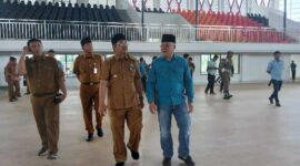 Bupati Anwar Sadat didampingi Sekda Hermansyah, Ketua KONI Jamal Darmawan Sie dan Kadis PUPR Apri Dasman tinjau GOR Master Plan Sport Center Tanjab Barat