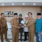 Didampingi Sekda, Bupati H Anwar Sadat menyerahkan Kunci Paviliun ke Dirut RSUD KH Daud Arif Sahala Simatupang. FOTO : Prokopim