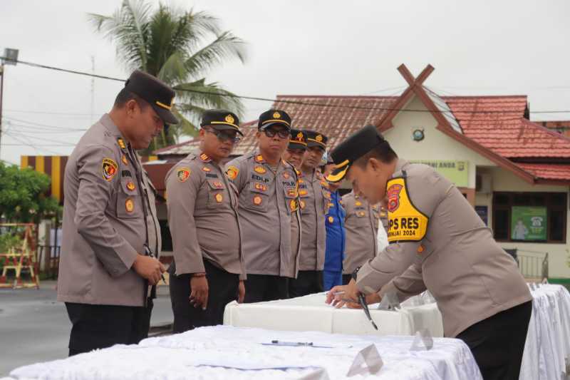 Kapolres Tanjab Barat AKBP Agung Basuki. S. I. K., M. M pimpin penekenan Pakta Integritas.