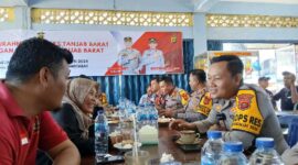 Kapolres Tanjab Barat AKBP Agung Basuki, S. I. K., M. M didampingi PJU ngobrol bersama awak media dalam giat jalin silaturrahmi. FOTO : LT