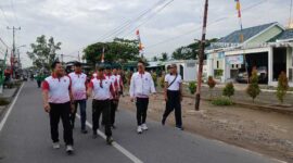 Kapolres Tanjab Barat AKBP Agung Basuki, bersama Dandim 0419/Tanjab Letkol Arm Dwi Sutaryo, Sekda Hermasnyah, Danposal Kapten Laut (P) Agus Toha dan Kepala Cabang BRI dan kepala Instansi Vertikal saat Jalan Santai