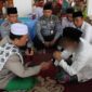 Kalapas Iwan Darmawan didampingi Kasi Binadik dan Giatja Ali Sodikin menyaksikan seorang WBP Bersyahadat dibimbing Ustadz Suhaimi.