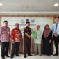 Kajari Tanjab Barat Radot Parulian, S. H., M. H menyerahkan penetapan perwalian Anak kepada pengurus Panti Asuhan Aisyiyah Muhammadiyah Kuala Tungkal. FOTO : Ist