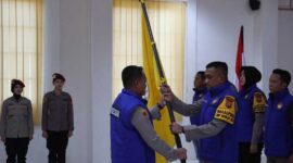 AKBP Agung Basuki, S. IK, MM menyerahkan pataka KOP kepada Ketua Umum KOP Polres Tanjab Barat Kompol Jan Manto Hasiholan, SH, SIK, MH. FOTO : Humas