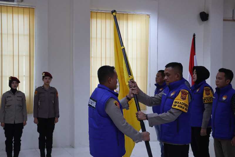 AKBP Agung Basuki, S. IK, MM menyerahkan pataka KOP kepada Ketua Umum KOP Polres Tanjab Barat Kompol Jan Manto Hasiholan, SH, SIK, MH. FOTO : Humas