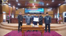 Penyerahan hasil paripurna penrtapan Calon terpilih Ketua dan Wakil Ketua DPRD Tanjab Barat periode 2024-2029. FOTO : Humas