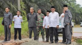 Pjs Bupati Tanjung Jabung Barat, dr H MHD Fery Kusnadi, Sp.OG tinjau kondisi Jalan rusak.