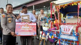 Kapolres Tanjan Barat AKBP Agung Basuki, SIK, MM menyerahkan secara simbolis hadiah kepada Juara I Becak Hias. FOTO : LT