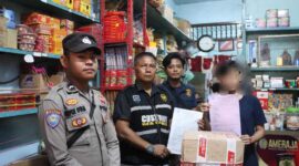 Personel Polres Tanjab Barat dan Bea Cukai bersama pemilik Toko Tunjukkan Bukti Surat Penindakan setta Miras yang disita dikemas dalam Kardus bersegel. (Dok Humas Polres)