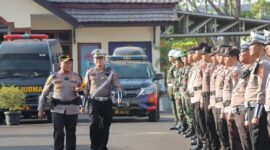 AKBP Agung Basuki, S. I. K., M. M periksa pasukan peserta Apel Gelar Pasukan Operssi Zebra 2024. (Dok Humas)