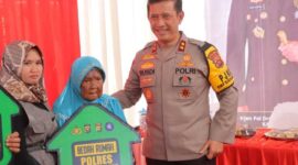 Kapolda Jambi Irjen Pol Rusdi Hartono menyerahkan Kunci Rumah kepada Ibu Minah penerima Progrqm Bedah Rumah Polres Tanjab Barat. (Dok Humas)