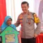 Kapolda Jambi Irjen Pol Rusdi Hartono menyerahkan Kunci Rumah kepada Ibu Minah penerima Progrqm Bedah Rumah Polres Tanjab Barat. (Dok Humas)