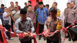 Jamal Darmawan Sie, SE, MM dampingi Kapolda Jambi Irjen Pol Rusdi Hartono saat meresmikan Bedah Rumah Polres Tanjab Barat. (Dok Humas)