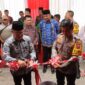 Jamal Darmawan Sie, SE, MM dampingi Kapolda Jambi Irjen Pol Rusdi Hartono saat meresmikan Bedah Rumah Polres Tanjab Barat. (Dok Humas)