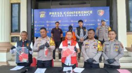 Didampingi Kabag Ops AKP Julius Sitepu Kasatreskrim AKP Frans Septiawan, Kasi Humas dan Personel Polres Tanjab Barat gelar barang bukti dan TSK (Dok LT)