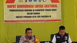 Wakapolres Tanjab Barat Kompol Jan Manto Hasiholan, SH, SIK, MH didampingi Kasat Resnarkoba IPTU Epy Koto saat rapat koordinasi lintas sektoral (Dok LT)