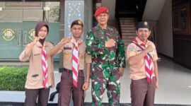 Kak Heryu, Kevin Kurniawan dan Izmi Maulia Hasti foto bersama Paspotmar Lanal Palembang Mayor Laut (P) Firman (Dok TNI AL)