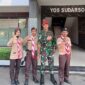 Kak Heryu, Kevin Kurniawan dan Izmi Maulia Hasti foto bersama Paspotmar Lanal Palembang Mayor Laut (P) Firman (Dok TNI AL)