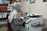 Karyawati Muslim Fotocopy saat menggunakan mesin fotocopy warna (Dok LT)