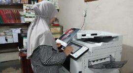 Karyawati Muslim Fotocopy saat menggunakan mesin fotocopy warna (Dok LT)