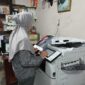 Karyawati Muslim Fotocopy saat menggunakan mesin fotocopy warna (Dok LT)