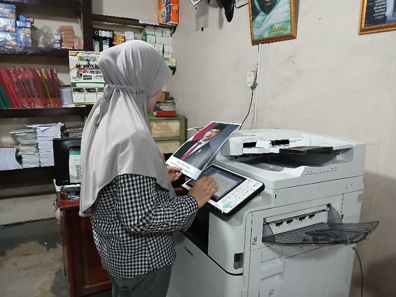 Karyawati Muslim Fotocopy saat menggunakan mesin fotocopy warna (Dok LT)