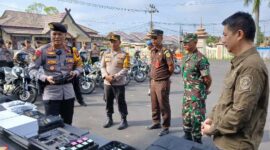 Dir Samapta Polda Jambi Kombes Pol Yohanes W. NHN, SIK menerangkan fungsi Tablet Android kepada undangan yang hadir saat penyerahan bantuan  (Dok LT)