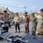 Dir Samapta Polda Jambi Kombes Pol Yohanes W. NHN, SIK menerangkan fungsi Tablet Android kepada undangan yang hadir saat penyerahan bantuan  (Dok LT)