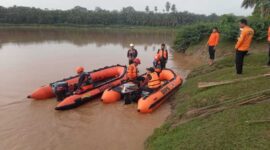 Tim SAR gabungan saat bersiap-siap melakukan penyisirian Sungai pencarian terhadap korban (Dok SAR)