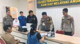 IPDA Ferry dan Personel SPKT Polres Tanjab Barat saat memberikan pelayanan kepada masyarakat (Dok SPKT)