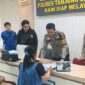 IPDA Ferry dan Personel SPKT Polres Tanjab Barat saat memberikan pelayanan kepada masyarakat (Dok SPKT)